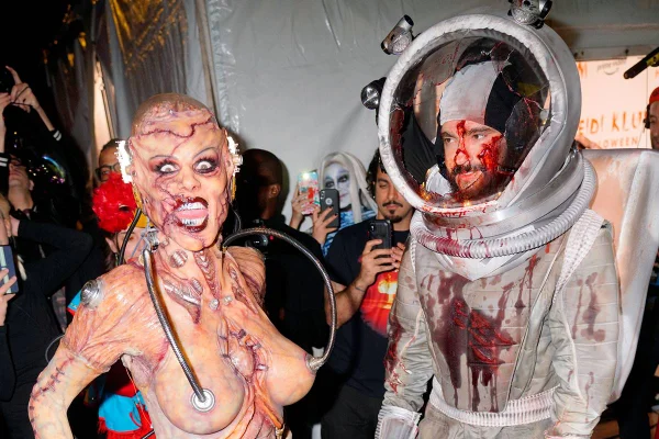 Heidi Kum e Tom Kaulitz fantasiados no Halloween de 2019 - Metrópoles