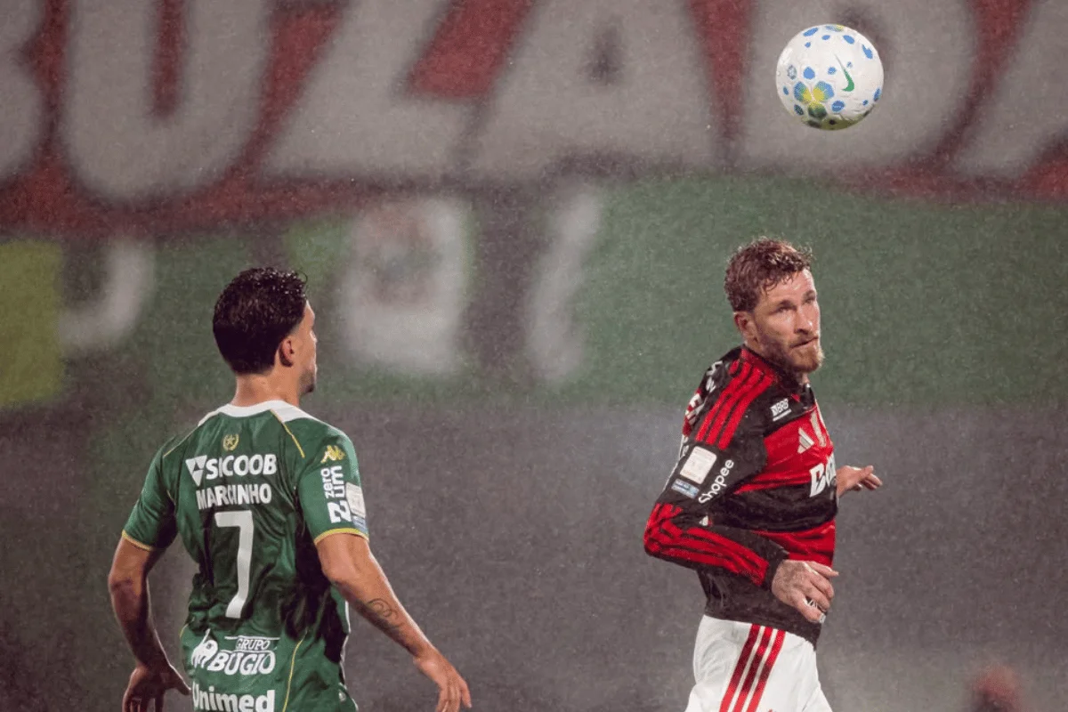 Disputa de bola na Arena Condá na partida entre Chapecoense e Flamengo Disputa de bola na Arena Condá na partida entre Chapecoense e Flamengo