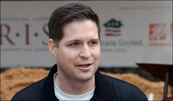 Brian Kolfage é veterano das Forças Aérea dos EUA e fundador da We Build The Wall (Nós Construímos o Muro) para tentar construir, sem ajuda do governo, o famigerado muro de Trump Brian Kolfage é veterano das Forças Aérea dos EUA e fundador da We Build The Wall (Nós Construímos o Muro) para tentar construir, sem ajuda do governo, o famigerado muro de Trump
