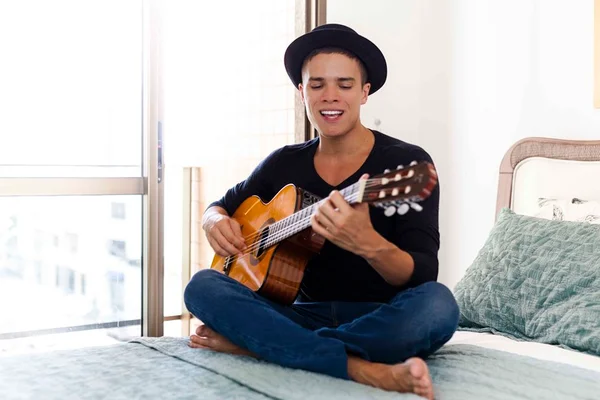 Semifinalista do The Voice, Marcos Lessa presta homenagem a Belchior