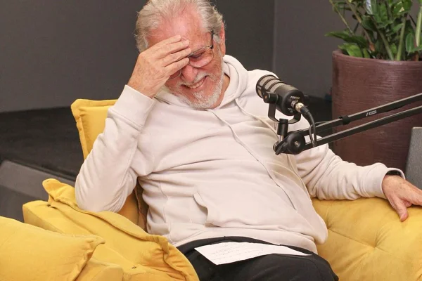 Carlos Alberto de Nóbrega se diverte em bastidor de podcast - Metrópoles