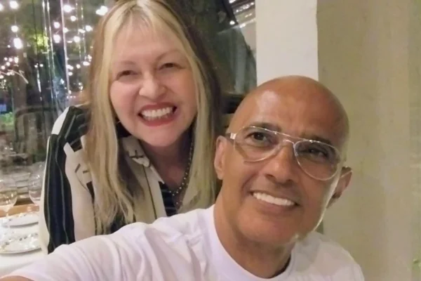 Jackeline Barroso e Júlio Kadetti posam juntos e sorridentes - Metrópoles