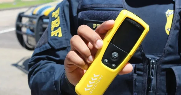 Motociclista embriagado é preso após quase atropelar um policial