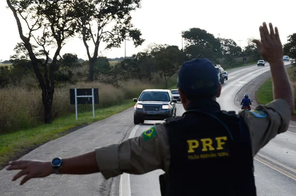 Faróis baixos durante o dia? Saiba como usar. Lei começa em julho