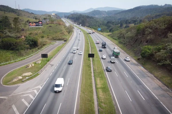 Imagem colorida mostra movimentação de rodovia em feriado em São Paulo - Metrópoles