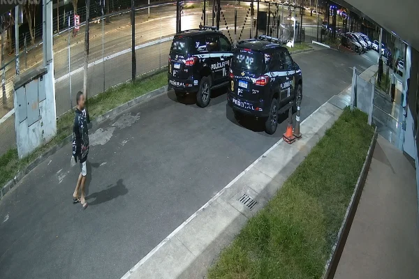 Homem jogando pedra em viatura da PCDF