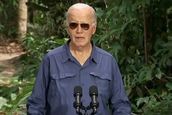 Imagem colorida de Joe Biden em visita à Amazônia