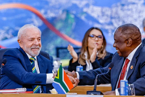 Imagem colorida de Lula no G20 com Cyril Ramaphosa, presidente da África do Sul - Metrópoles