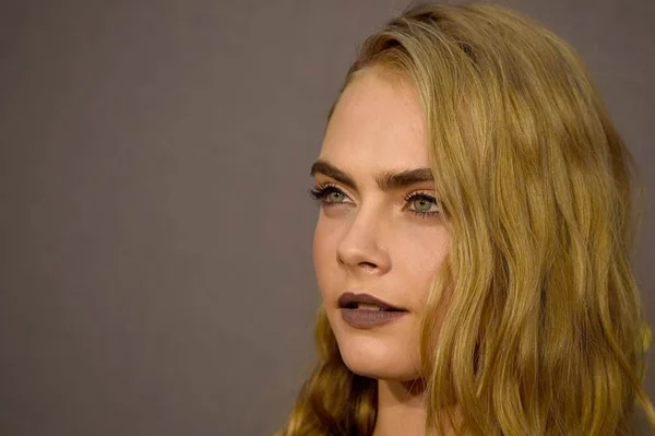 Cara Delevingne raspa a cabeça e resultado surpreende