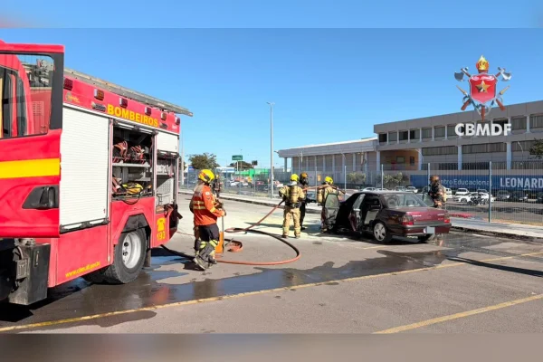 Incêndio atinge motor de carro e mobiliza bombeiros em Taguatinga - destaque galeria Incêndio atinge motor de carro e mobiliza bombeiros em Taguatinga - destaque galeria