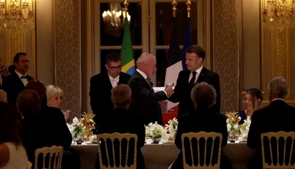 Brinde dos presidentes Lula e Emmanuel Macron durante jantar em Paris na quinta-feira (5/6)