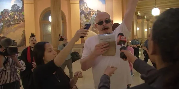 Líder satanista tenta realizar “missa” nos EUA, gera caos e é preso