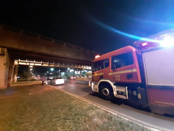 Bombeiros socorrem homem atropelado na Epia Sul