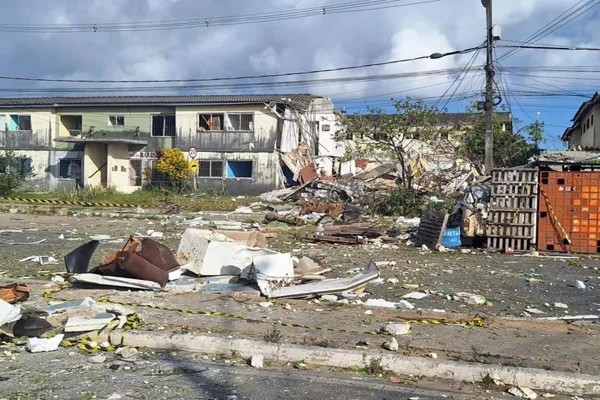 Imagem colorida de explosão de prédio em Maceió - Metrópoles
