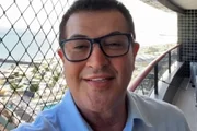 Beto Barbosa posa sorridente para vídeo