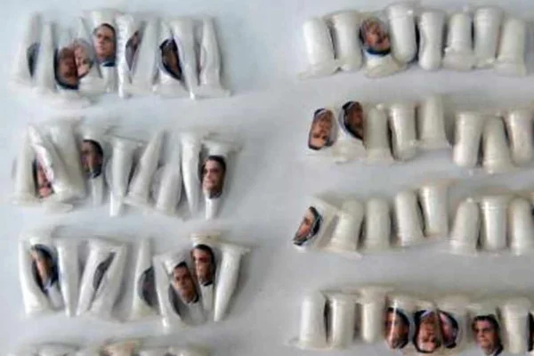 Pinos de cocaína com o rosto de Bolsonaro
