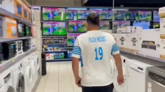 “Fuck, Messi”, revoltado, torcedor rival do PSG chuta televisores