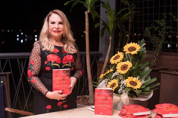 Gracia Cantanhede lança 7º livro em evento na orla do lago