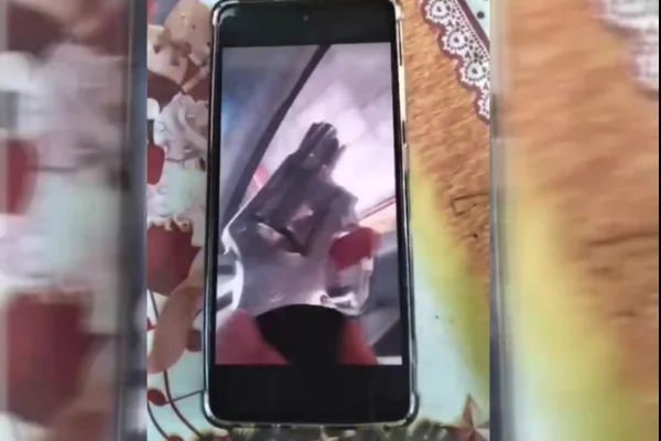 Imagem colorida, suspeito ameaçou a vítima enviando um vídeo com uma arma- Metrópoles