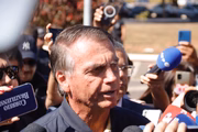 Jair Bolsonaro fala com a imprensa após colocar tornozeleira eletrônica