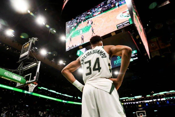 Bucks vencem Celtics em Boston e iniciam série com vitória