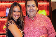 Faustão e Luciana Cardoso posam juntos durante evento
