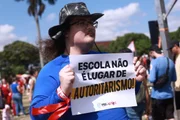 Ao longo da manhã, milhares de docentes passaram pelo local questionando mudanças e cobrando investimentos na Educação. Ao longo da manhã, milhares de docentes passaram pelo local questionando mudanças e cobrando investimentos na Educação.