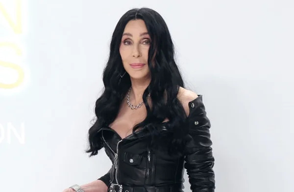 Cher com vestido preto no CFDA Fashion Awards
