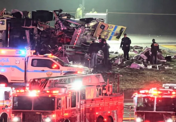 EUA: Aeroporto de LaGuardia continua fechado após colisão com 2 mortos