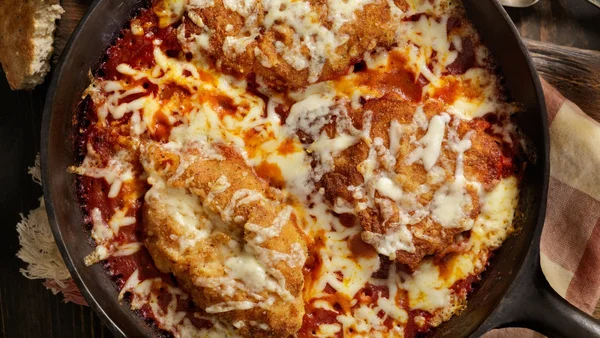 Filé de frango à parmegiana fácil e suculento para o dia a dia