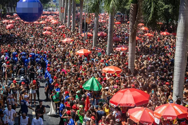 Foliões lotam as ruas do Rio de Janeiro durante o Carnaval
