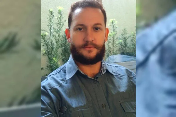 Advogado Gabriel Honório morre em acidente de trânsito em Catalão. Homem de barba e camisa social azul - Metrópoles