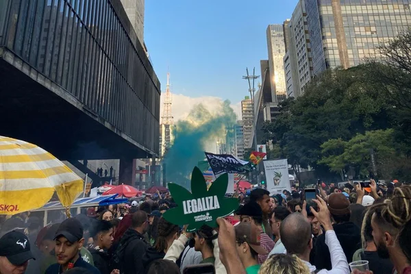 Marcha da Maconha faz 15 anos em SP e critica “guerra às drogas”