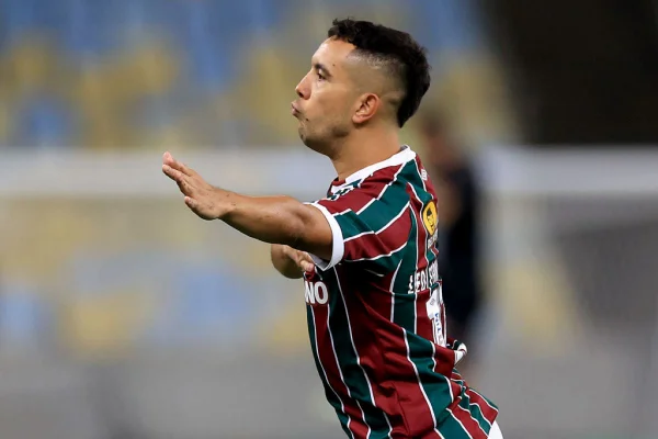 Com golaço de falta, Flu bate o Cruzeiro e volta ao G-4 do Brasileirão