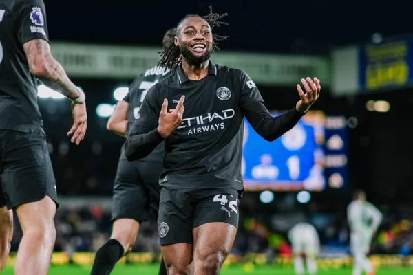 Premier League: City vence Leeds e diminui distância da liderança