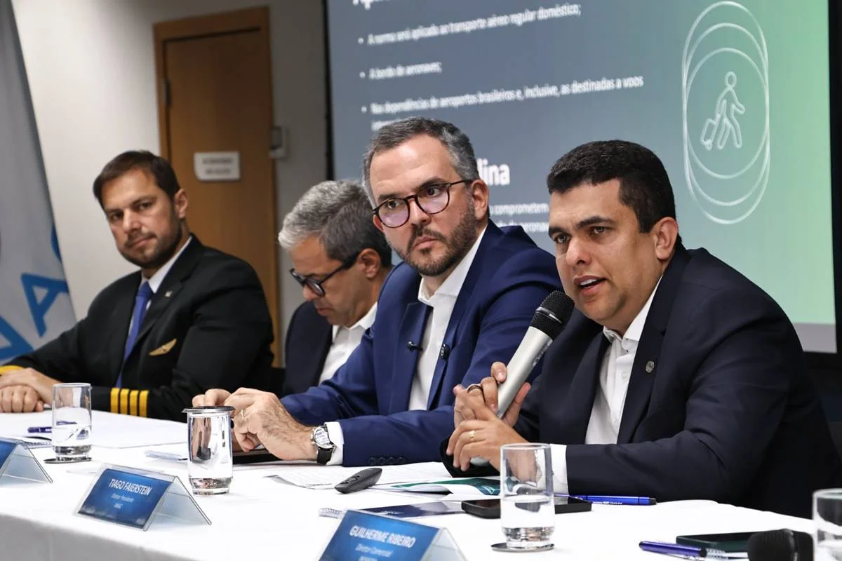 Da esquerda para direita: Tiago Rosa - presidente Sindicato Nacional dos Aeronautas (SNA); Juliano noman - CEO Associação Brasileira das Empresas Aéreas (ABEAR); Tomé Franca - Ministro de Portos e Aeroportos e Tiago Faierstein - Diretor presidente Anac Da esquerda para direita: Tiago Rosa - presidente Sindicato Nacional dos Aeronautas (SNA); Juliano noman - CEO Associação Brasileira das Empresas Aéreas (ABEAR); Tomé Franca - Ministro de Portos e Aeroportos e Tiago Faierstein - Diretor presidente Anac