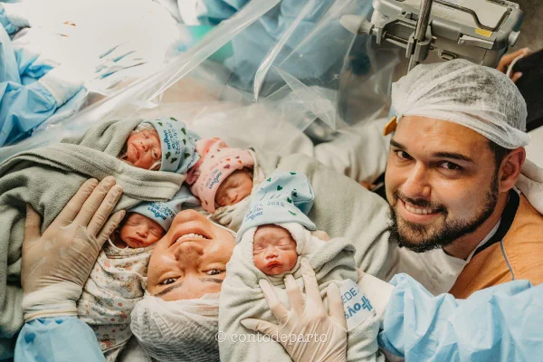 imagem mostra família com bebês