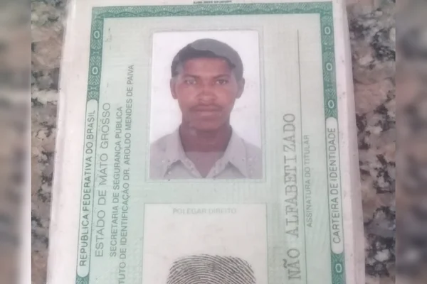 Foto de homem negro com bigode em documento de identidade