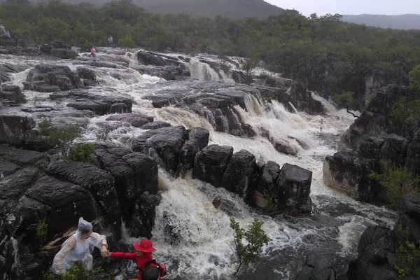 Fotos e vídeos: bombeiros resgatam turistas em cachoeira na Chapada