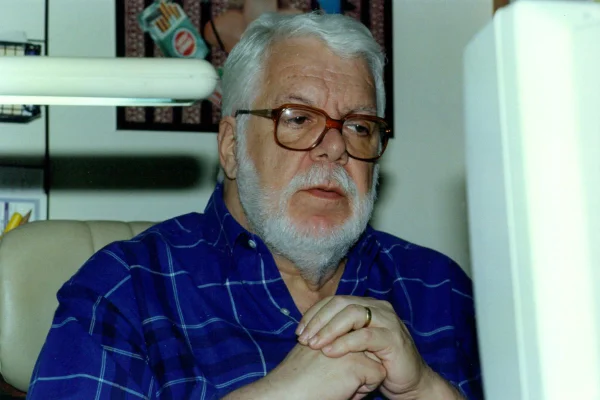 foto colorida de homem branco de barba branca e oculos de grau vestido em camisa azul - metrópoles