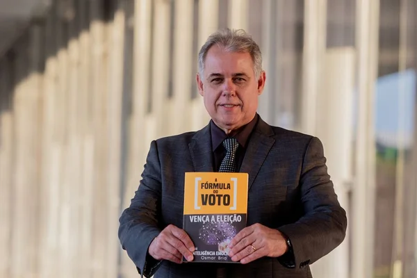 Osmar Bria lança livro A Fórmula do Voto na Câmara dos Deputados