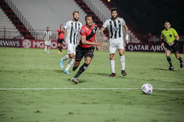 Atlético-GO empata com o Libertad em 0x0