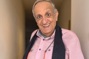 Bemvindo Sequeira posa sorridente para as redes sociais