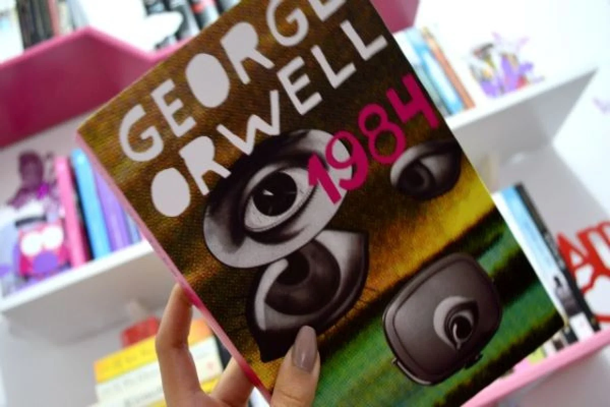 A obra de George Orwell é influente na cultura popular e, também, na política A obra de George Orwell é influente na cultura popular e, também, na política