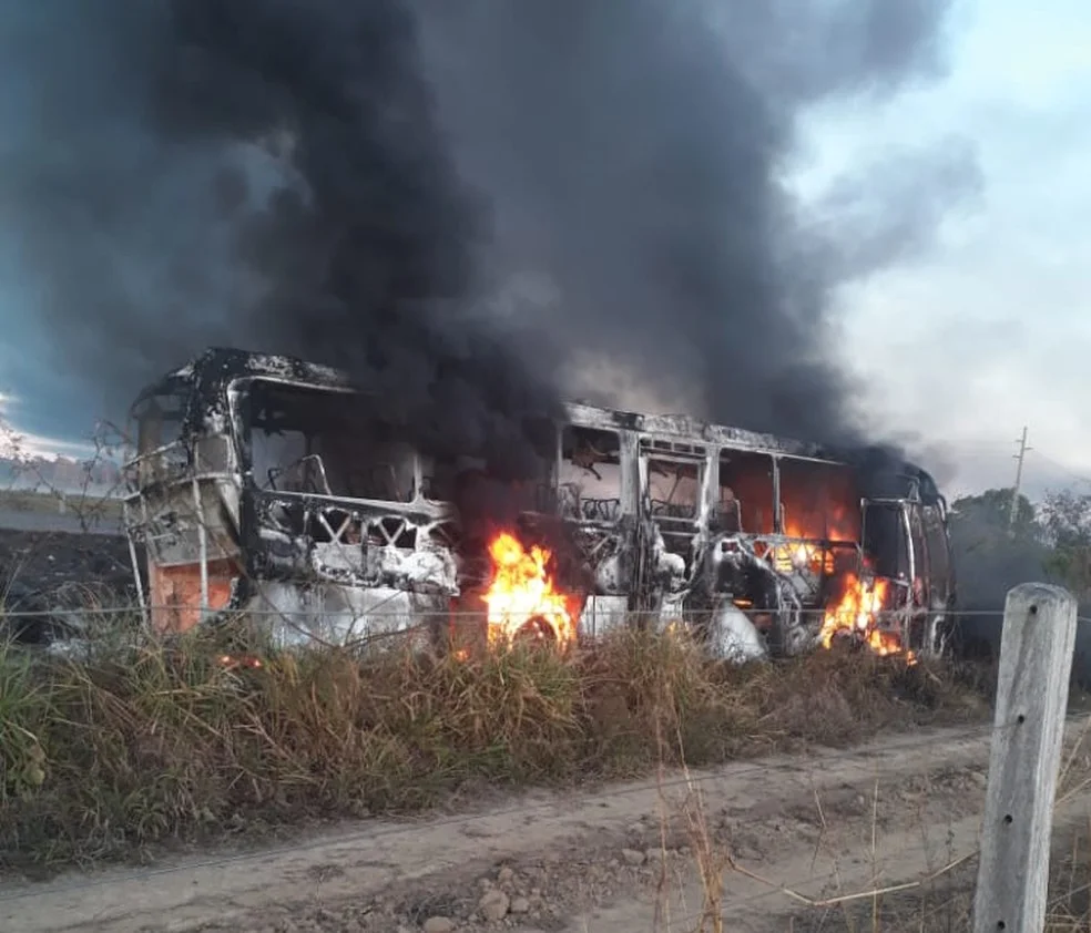 Acidente entre um ônibus e um caminhão-tanque carregado de óleo diesel em Rondônia Acidente entre um ônibus e um caminhão-tanque carregado de óleo diesel em Rondônia