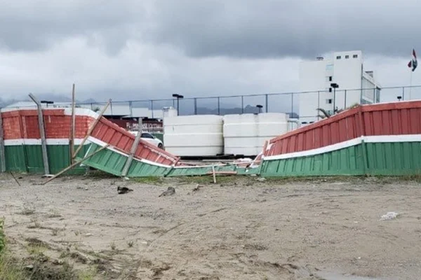 Vídeo: torcedores invadem CT do Fluminense e encurralam jogadores