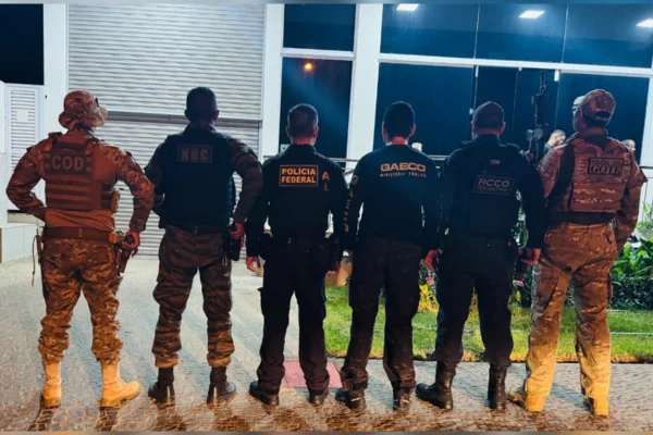 Quadrilha movimenta R$ 4 milhões roubando armas para facções