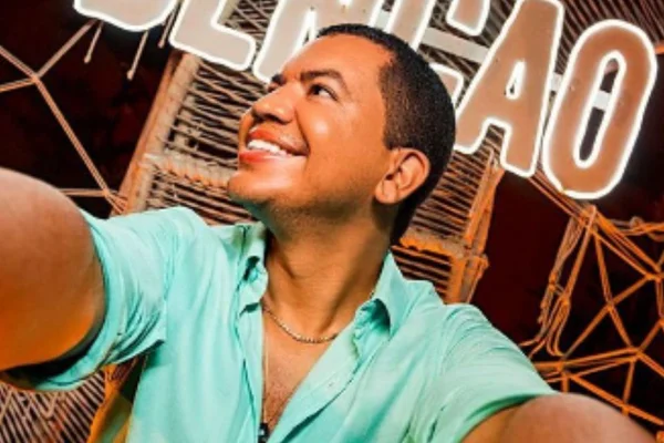 Vídeo: Ex-BBB Bruno Gaga é flagrado aos beijos em festa