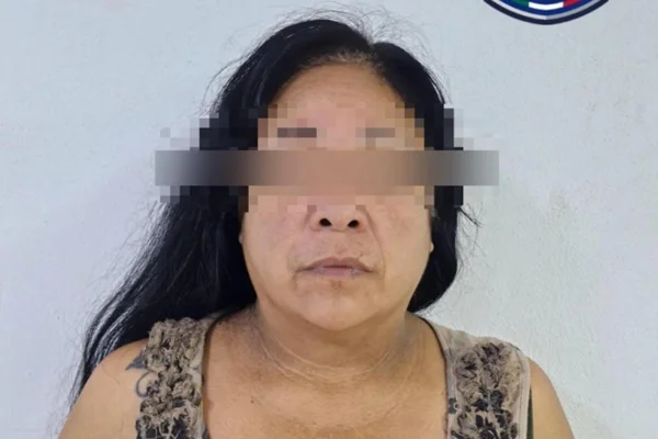 Imagem colorida de mulher com os olhos borrados