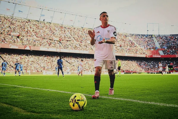 Alexis Sanchez com a camisa do Sevilla
